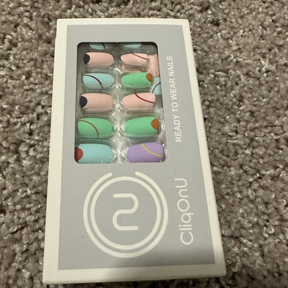 Cliqonu press on nails comes with glue I. Each pack - Picture 6 of 6